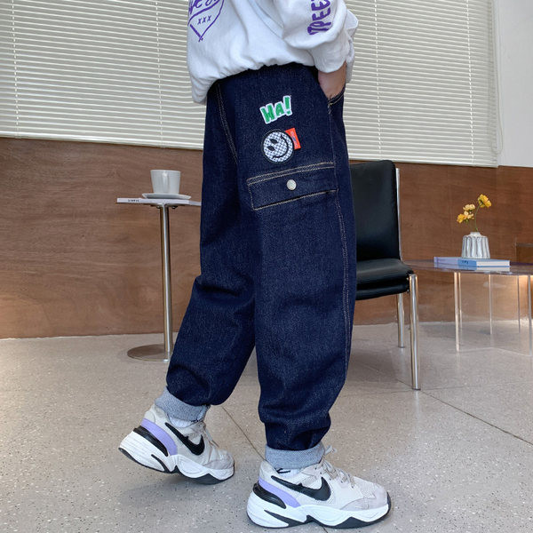 Blugi de primăvară pentru băiat cu inscripții brodate și buzunar