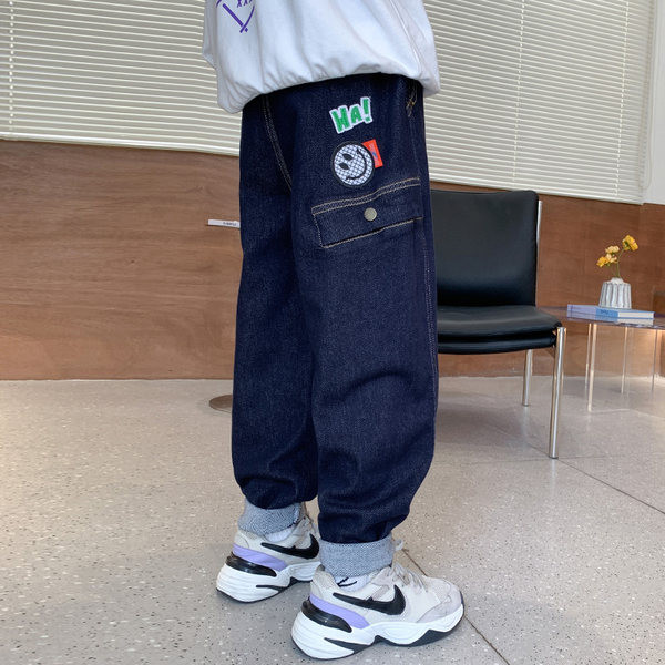 Blugi de primăvară pentru băiat cu inscripții brodate și buzunar