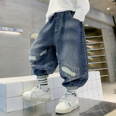 Dječje široke traperice za dječake s poderanim motivom