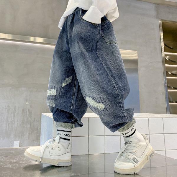 Dječje široke traperice za dječake s poderanim motivom