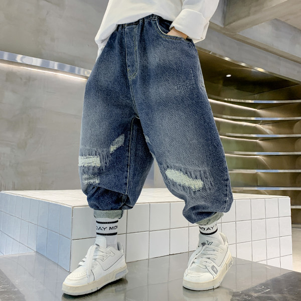 Dječje široke traperice za dječake s poderanim motivom