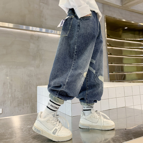 Dječje široke traperice za dječake s poderanim motivom