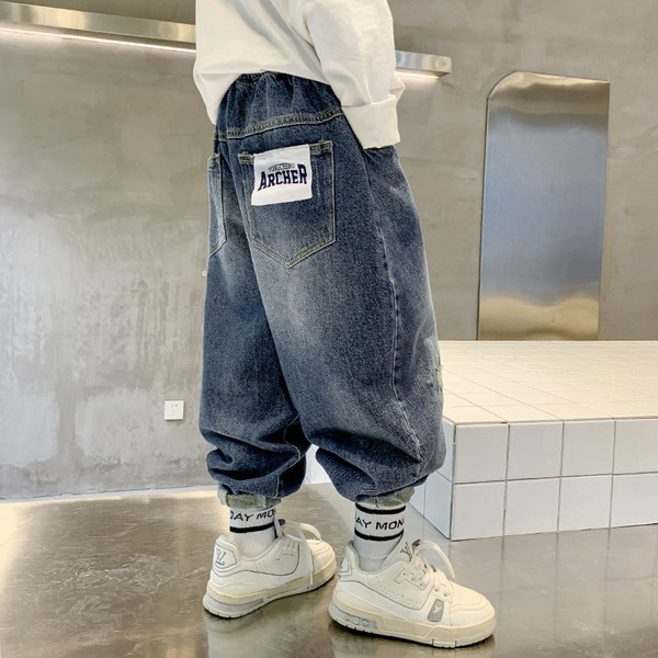 Dječje široke traperice za dječake s poderanim motivom