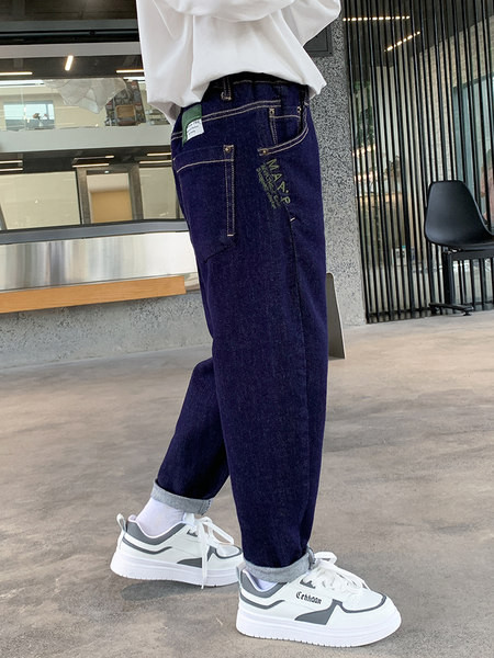 Dječje traperice s vezom i džepom