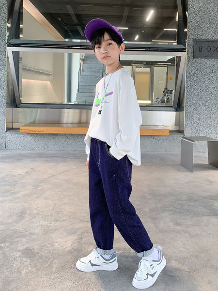 Dječje traperice s vezom i džepom