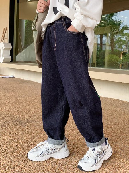 Dječje traperice s gumbom i džepom