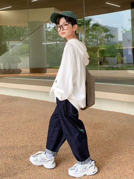 Dječje traperice s gumbom i džepom