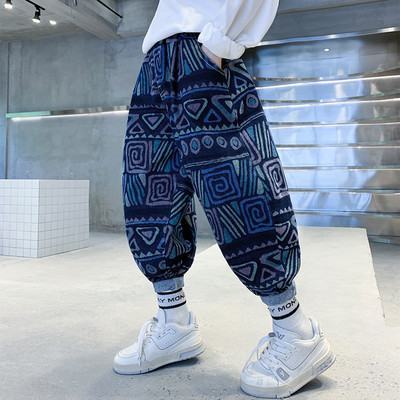 Naujo modelio vaikiškų džinsų platus modelis