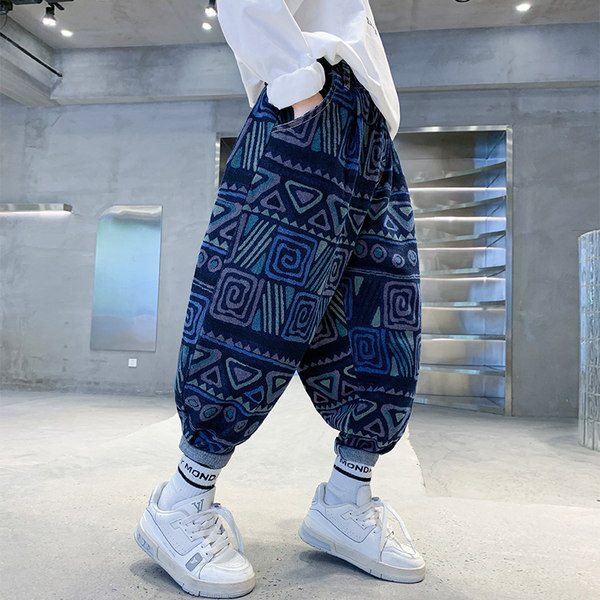 Naujo modelio vaikiškų džinsų platus modelis