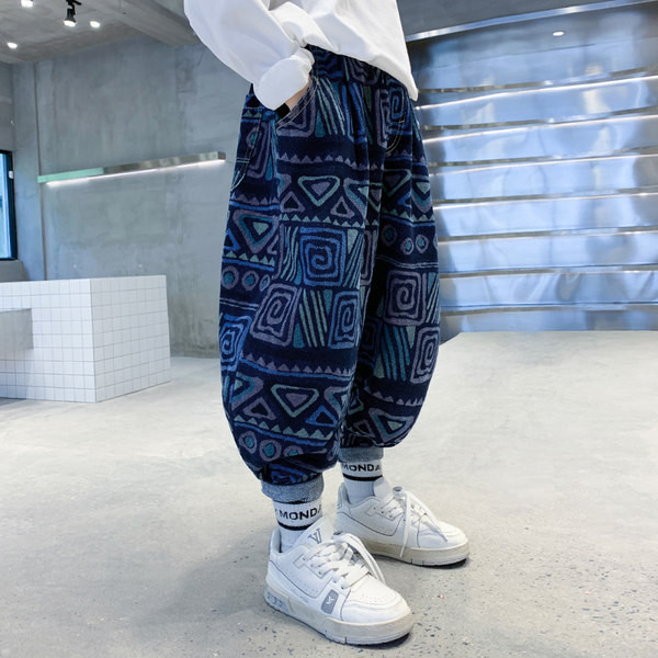 Naujo modelio vaikiškų džinsų platus modelis