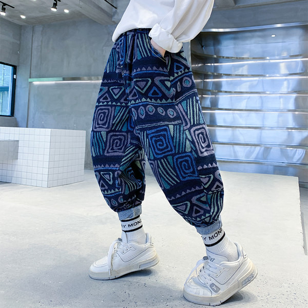 Naujo modelio vaikiškų džinsų platus modelis