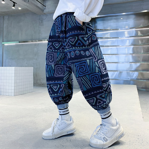 Naujo modelio vaikiškų džinsų platus modelis