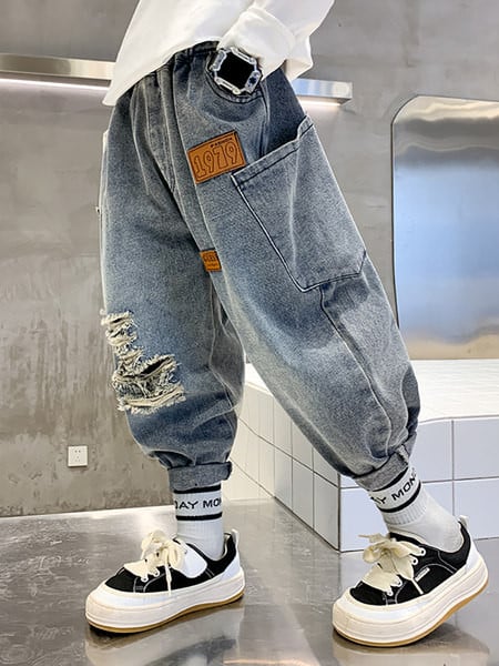 Παιδικό φαρδύ τζιν με σκισμένο εφέ για αγόρια