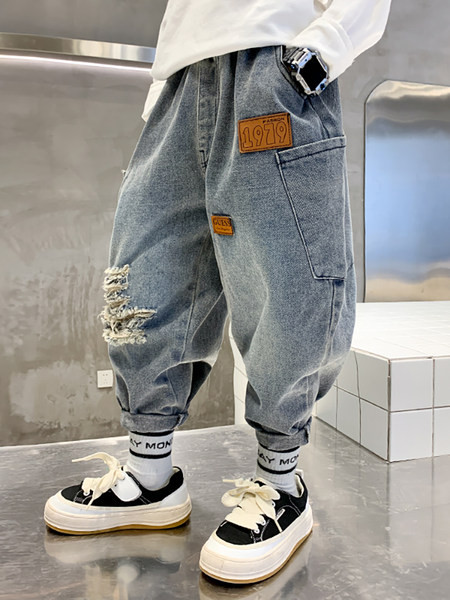 Παιδικό φαρδύ τζιν με σκισμένο εφέ για αγόρια