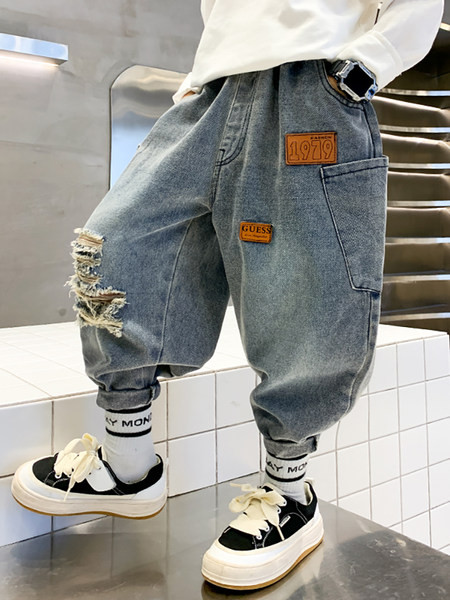 Παιδικό φαρδύ τζιν με σκισμένο εφέ για αγόρια