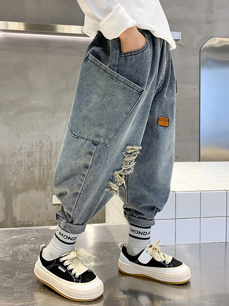 Παιδικό φαρδύ τζιν με σκισμένο εφέ για αγόρια