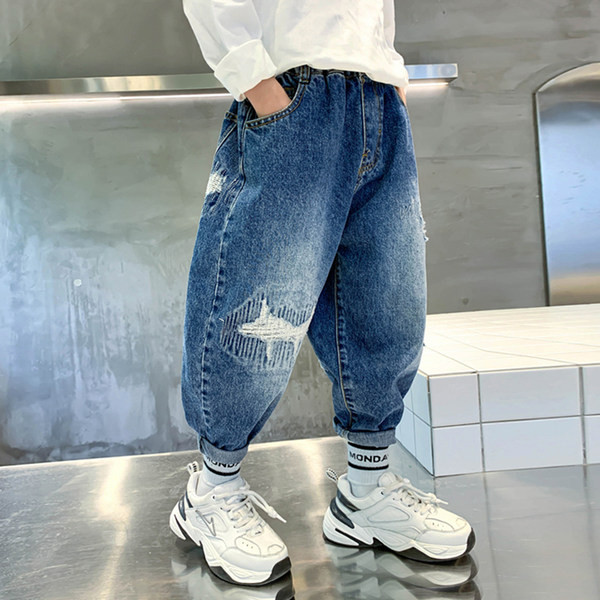 Ležerne traperice za dječake s poderanim uzorcima