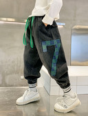 Plačios kojos džinsų modelis berniukams su spalvotais raišteliais ir tamprėmis ant kojų