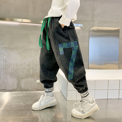 Plačios kojos džinsų modelis berniukams su spalvotais raišteliais ir tamprėmis ant kojų