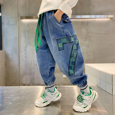 Plačios kojos džinsų modelis berniukams su spalvotais raišteliais ir tamprėmis ant kojų