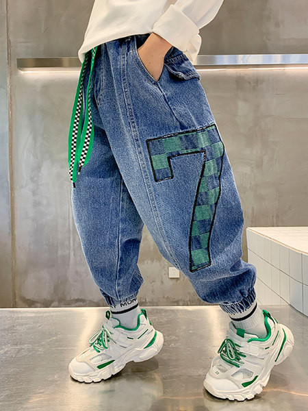 Plačios kojos džinsų modelis berniukams su spalvotais raišteliais ir tamprėmis ant kojų