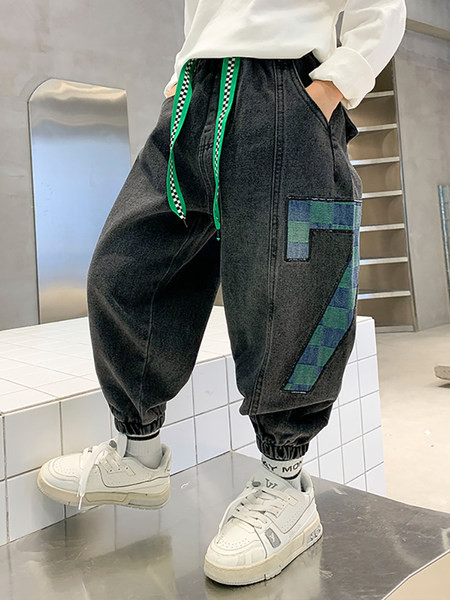 Plačios kojos džinsų modelis berniukams su spalvotais raišteliais ir tamprėmis ant kojų