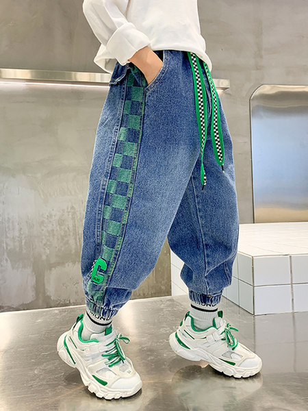 Plačios kojos džinsų modelis berniukams su spalvotais raišteliais ir tamprėmis ant kojų