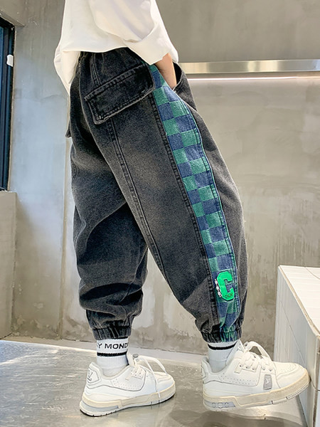 Plačios kojos džinsų modelis berniukams su spalvotais raišteliais ir tamprėmis ant kojų