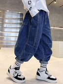 Široki model dječjih traperica s džepom