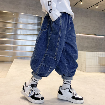 Široki model dječjih traperica s džepom