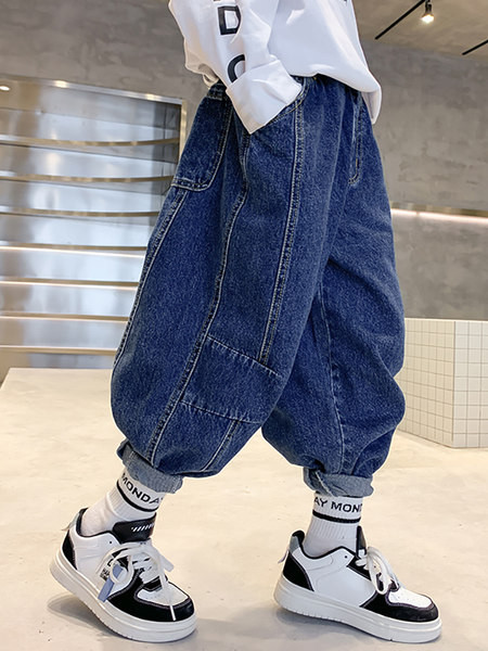 Široki model dječjih traperica s džepom