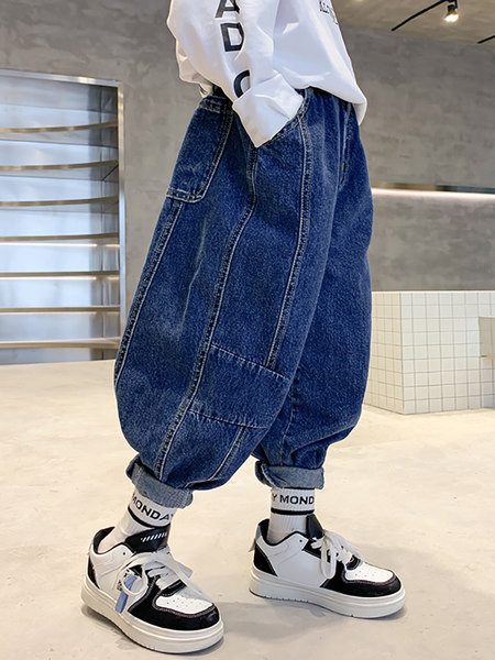 Široki model dječjih traperica s džepom