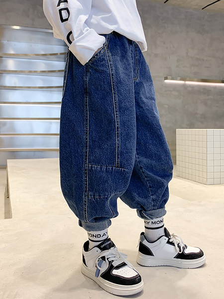 Široki model dječjih traperica s džepom