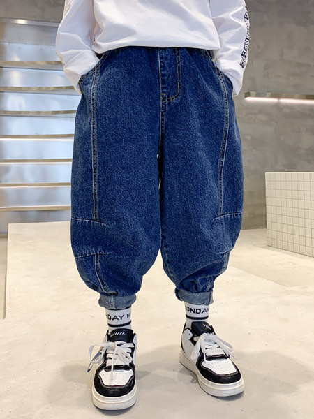 Široki model dječjih traperica s džepom