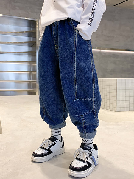 Široki model dječjih traperica s džepom