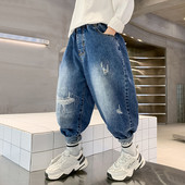 Vaikiški plataus modelio džinsai su plėšytais motyvais