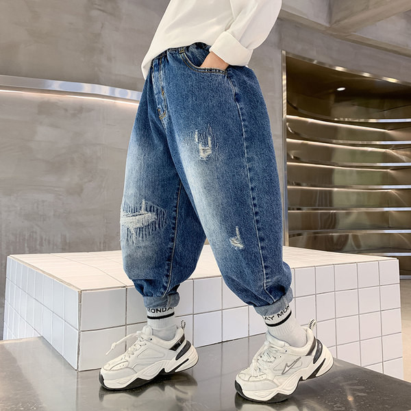 Vaikiški plataus modelio džinsai su plėšytais motyvais