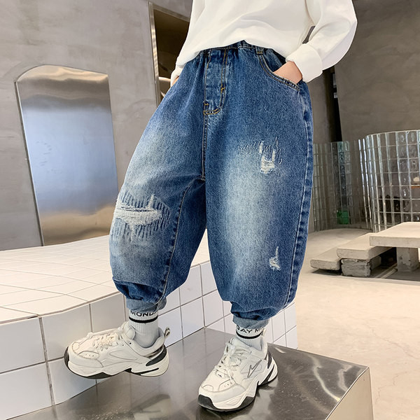 Vaikiški plataus modelio džinsai su plėšytais motyvais