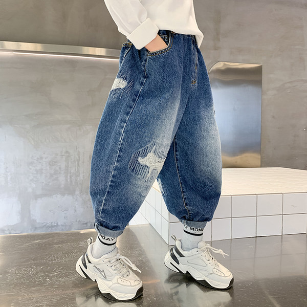 Vaikiški plataus modelio džinsai su plėšytais motyvais