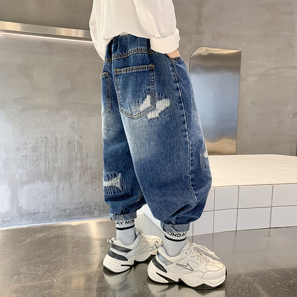 Vaikiški plataus modelio džinsai su plėšytais motyvais