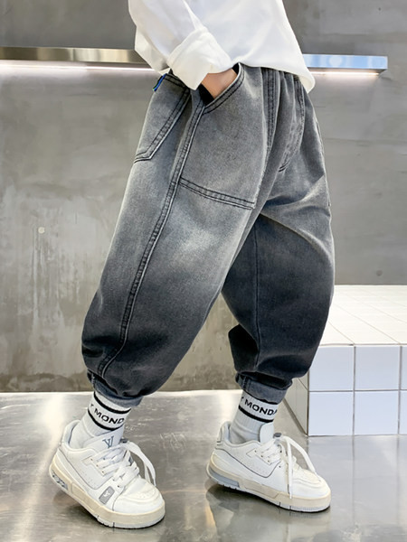 Taskuga laia säärega teksad poistele