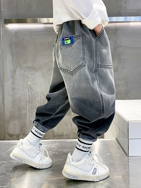 Taskuga laia säärega teksad poistele