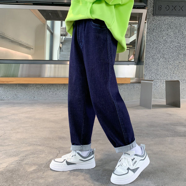 Dječji čisti model traperica s džepom