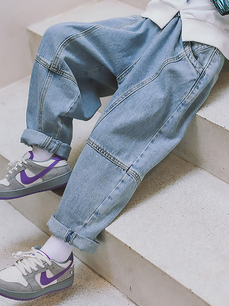 Un nou model de blugi pentru băieți cu un buzunar potrivit pentru viața de zi cu zi