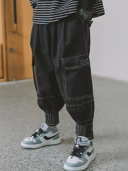 Pantaloni sport model lat cu buzunar