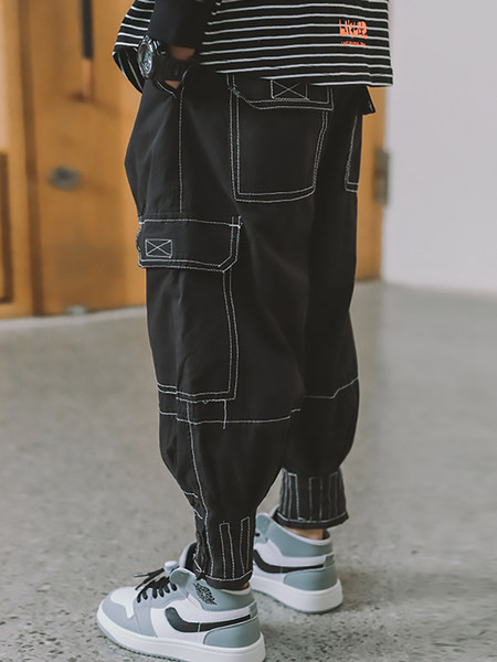 Pantaloni sport model lat cu buzunar