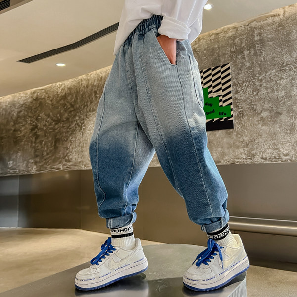 Mugavad laia säärega teksad sillerdavates toonides elastsusega