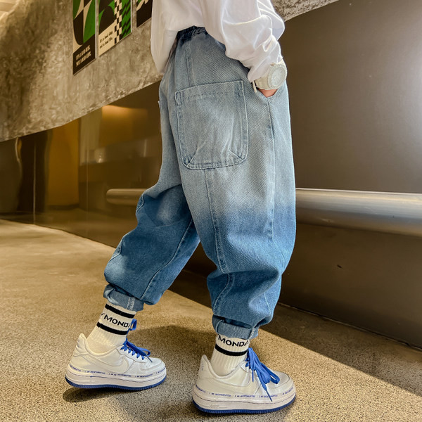 Mugavad laia säärega teksad sillerdavates toonides elastsusega