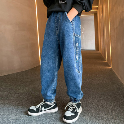 Modernus džinsų švarus modelis su kišene