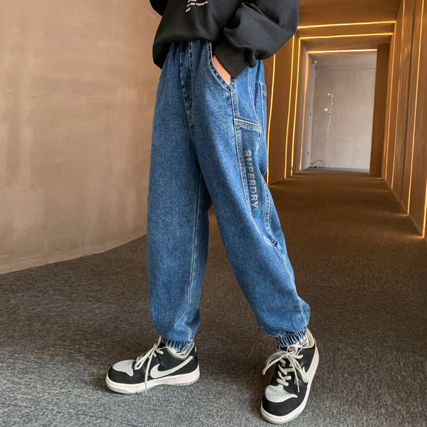 Modernus džinsų švarus modelis su kišene